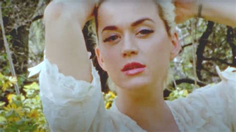 kati nude|Katy Perry strips totally naked in Daisies video to show off。